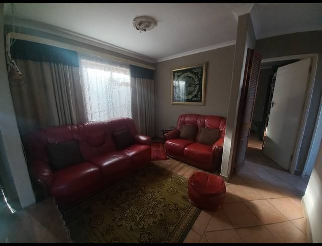 6 BEDROOM HOUSE FOR SALE IN WOODLANDS